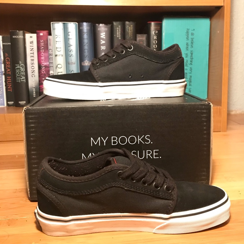 Black, White & Red - Vans Chukka Low Suede - EUC